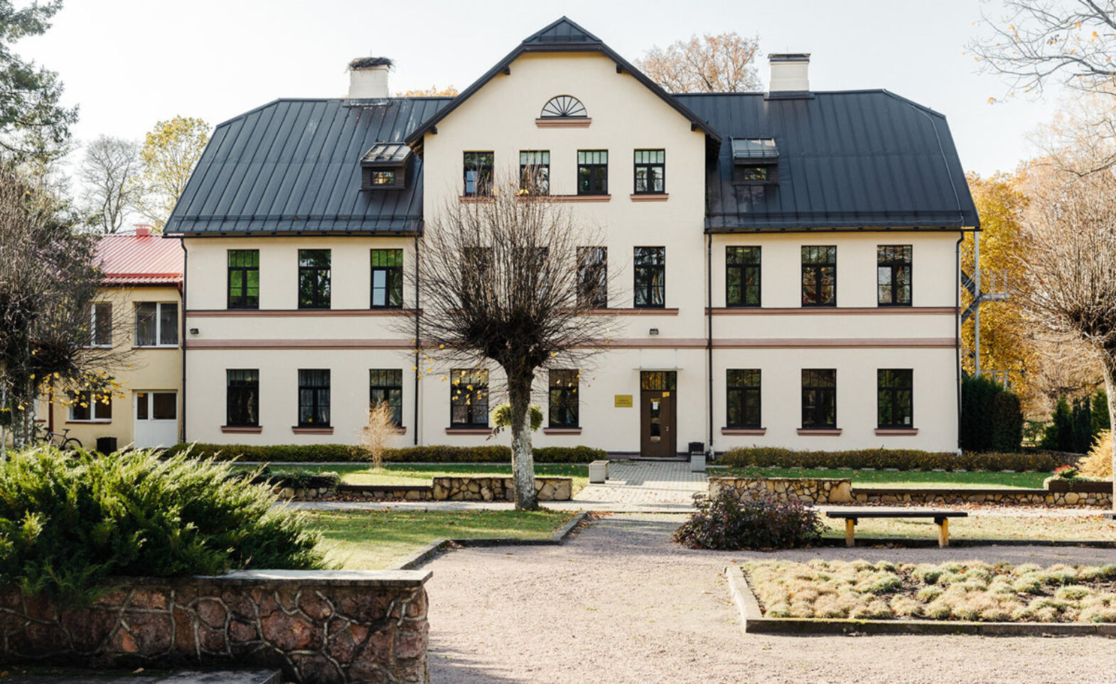 Garozas pamatskolas ēka pavasarī